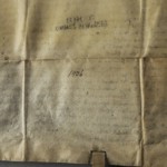 <a href='http://www.ra.ee/pargamendid/index.php/et/parchment/view?id=15044&_xr=eNpLtDK0qs60MrBOtDKBMIqtDM2slAoSi5IzclPzSvSLU0FMJaC4uZVSUWpacn5KKohnaGqlFOLjqGdkbKBnqJupZ2ZoDha2UiqE0oYg2sJKKScxL700MR2sy8hKKbVEybq2FgCDPCMZ'>Ürik TLA.230.1-i. 617</a> 1436 a. </br>
Karvanääpsuaugud.
Kui pärgamendi valmistamise viis on olnud selline, et osa pindmisest, karvanääpsuaukude ala paksusest (grain layer), on jäetud verso poolele alles, siis selles alas degradeerub pärgament kiiremini ja karvanääpsuaukude muster muutub degradeerunud pärgamendis hästi nähtavaks.