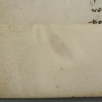 <a href='http://www.ra.ee/pargamendid/index.php/et/parchment/view?id=15236&_xr=eNoti0sOQEAQBe%252FSBxjTCPKsHMAhOrRP4m%252BsxN0ZrKpeJU%252FAOHvYXBB%252FsoMT0CJb1Y06uWBXr%252FT0FLRpU821%252BsUWVJSGbWwik7wFtP5kzww0yNQe0r6HEKSO8uu6Adg1IcU%253D' target='_blank'>Ürik AM.104.3.6</a> 1594. a.</br>
Armkude.
Armistunud haavand verso poolel, mille pinna tekstuur (värvus, reljeef) erineb oluliselt pärgamendi pinnast kaldvalguses.