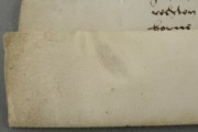 <a href='http://www.ra.ee/pargamendid/index.php/et/parchment/view?id=15236&_xr=eNoti0sOQEAQBe%252FSBxjTCPKsHMAhOrRP4m%252BsxN0ZrKpeJU%252FAOHvYXBB%252FsoMT0CJb1Y06uWBXr%252FT0FLRpU821%252BsUWVJSGbWwik7wFtP5kzww0yNQe0r6HEKSO8uu6Adg1IcU%253D' target='_blank'>Ürik AM.104.3.6</a> 1594. a.</br>
Armkude.
Armistunud haavand verso poolel, mille pinna tekstuur (värvus, reljeef) erineb oluliselt pärgamendi pinnast kaldvalguses.