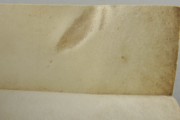 <a href='http://www.ra.ee/pargamendid/index.php/et/parchment/view?id=15236&_xr=eNoti0sOQEAQBe%252FSBxjTCPKsHMAhOrRP4m%252BsxN0ZrKpeJU%252FAOHvYXBB%252FsoMT0CJb1Y06uWBXr%252FT0FLRpU821%252BsUWVJSGbWwik7wFtP5kzww0yNQe0r6HEKSO8uu6Adg1IcU%253D' target='_blank'>Ürik AM.104.3.6</a> 1594. a.</br>
Armkude.
Armistunud haavand, mille pinna tekstuur (värvus, reljeef) erineb oluliselt ülejäänud pärgamendi pinnast
Üriku servas, kaksikmurde recto poolel, asuv armkude on dokumenteeritud kaldvalguses.