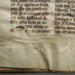 <a href='http://www.ra.ee/pargamendid/index.php/et/parchment/view?id=14994&_xr=eNoti0kOQFAQRO%252FSB%252Fg0gpSVvaULdL42JOZhJe7Ox%252Bq9ekkJGGcHPxNEn2zgGDTLattBx93b1Ck9PQGtWtupUrc4BJVFboLQN2zsEL0RtPxkxxTUy9gc0ryfAKQ7Zdd1A03rIuc%253D' target='_blank'>Ürik TLA230.1.cm4. </a>, 13.saj.</br>
Armkude.
Armistunud haavand, mille pinna tekstuur (värvus, reljeef) erineb oluliselt pärgamendi pinnast
Kaldvalguses dokumenteeritud armkude. Pärgamentlehe erinevatel pooltel on armkude erineva välisilmega.