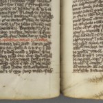 <a href='http://www.ra.ee/pargamendid/index.php/et/parchment/view?id=16980&_xr=eNoti0kOQFAQRO%252FSB%252Fg0gpSVvaULdL42JOZhJe7Ox%252Bq9ekkJGGcHPxNEn2zgGDTLattBx93b1Ck9PQGtWtupUrc4BJVFboLQN2zskL4RtPxkxxTUy9gc0ryfAKQ7Zdd1A06fIus%253D' target='_blank'>Ürik TLA.230.1.cm8</a>, 14. saj.</br>
Auk.
Augud võivad tekkida pärgamendi valmistamise kõigis etappides. enamikel juhtudel nõeluti need augud koheselt kinni. Pärgamendi edasise venitamise käigus võisid parandused sageli lahti rebeneda.