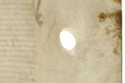 <a href='http://www.ra.ee/pargamendid/index.php/et/parchment/view?id=14797&_xr=eNpLtDK0qs60MrBOtDKBMIqtDM2slAoSi5IzclPzSvSLU0FMJaC4uZVSUWpacn5KKohnaGqlFOLjqGdkbKBnqJupZ2phBBa2UiqE0oYg2sJKKScxL700MR2sy8hKKbVEybq2FgCDbiMa' target='_blank'>Ürik TLA.230.1-i</a>, 1426.a.</br>
Auk.
Augud võivad tekkida pärgamendi valmistamise kõigis etappides. Parandamata auk õhukeses pärgamendis läbivas valguses.