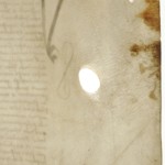 <a href='http://www.ra.ee/pargamendid/index.php/et/parchment/view?id=14797&_xr=eNpLtDK0qs60MrBOtDKBMIqtDM2slAoSi5IzclPzSvSLU0FMJaC4uZVSUWpacn5KKohnaGqlFOLjqGdkbKBnqJupZ2phBBa2UiqE0oYg2sJKKScxL700MR2sy8hKKbVEybq2FgCDbiMa' target='_blank'>Ürik TLA.230.1-i</a>, 1426.a.</br>
Auk.
Augud võivad tekkida pärgamendi valmistamise kõigis etappides. Parandamata auk õhukeses pärgamendis läbivas valguses.