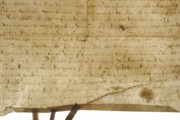 <a href='http://www.ra.ee/pargamendid/index.php/et/parchment/view?id=16033&_xr=eNpLtDK0qs60MrBOtDKBMIqtDM2slAoSi5IzclPzSvSLU0FMJaC4uZVSUWpacn5KKohnCOSG%252BDjqGRkb6Bnqenp6OulZGIMlrJQKobQhiLawUspJzEsvTUwH6zOyUkotUbKurQUAyBMjnA%253D%253D' target='_blank'>Ürik TLA.230.1-iiiB.83</a>,1531. a.</br>
Auk.
Augud ja lõhed võivad tekkida pärgamendi valmistamise kõigis etappides.
Levinumad kahjustused on lõhed ja augud, mida pärgamendi valmistamise käigus sageli ka nõelumisega parandati.