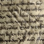 Ürik TLA.230.1.BB_40/vi.72</br>
Kraapimise jäljed.
Kõvera teraga kraabitsa jäljed (vaod, vöödid) tugevalt degradeerunud pärgamendi pinnal.