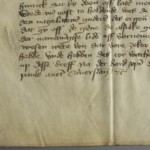 <a href='http://www.ra.ee/pargamendid/index.php/et/parchment/view?id=15967&_xr=eNpLtDK0qs60MrBOtDKBMIqtDM2slAoSi5IzclPzSvSLU0FMJaC4uZVSUWpacn5KKohnCOSG%252BDjqGRkb6BnqOTnFm5voZ4IlrJQKobQhiLawUspJzEsvTUwH6zOyUkotUbKurQUA0KQjzQ%253D%253D' target='_blank'>Ürik TLA.230.1.BD_1/iii</a>, 1441. a. </br>
Kraapimise jäljed.
Kõvera teraga kraabitsa jäljed (vaod,vöödid) pinnal on dokumenteeritud kaldvalguses.
Kraabitsaga ebaühtlaselt õhendatud kraapimise jälgedel on pärgamendi paksus keskmiselt 0,8mm.
Üle pinna pärgamendi on paksus 0,08-0,12mm