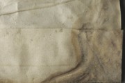 <a href='http://www.ra.ee/pargamendid/index.php/et/parchment/view?id=16457&_xr=eNpLtDK0qs60MrBOtDKBMIqtDM2slAoSi5IzclPzSvSLU0FMJaC4uZVSUWpacn5KKohnaGqlFOLjqGdkbKBnqJupZ2FhDha2UiqE0oYg2sJKKScxL700MR2sy8hKKbVEybq2FgCE3CMi' target='_blank'>Ürik TLA.230.1-i.887</a>, 1502. a. </br>
Kraapimise jäljed.
Kõvera teraga kraabitsa jäljed (vaod,vöödid) pinnal.
Naha õhendamisel kasutatud poolkuule sarnase kujuga kraabits võis pärgamenti oluliselt kahjustada.
