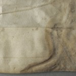 <a href='http://www.ra.ee/pargamendid/index.php/et/parchment/view?id=16457&_xr=eNpLtDK0qs60MrBOtDKBMIqtDM2slAoSi5IzclPzSvSLU0FMJaC4uZVSUWpacn5KKohnaGqlFOLjqGdkbKBnqJupZ2FhDha2UiqE0oYg2sJKKScxL700MR2sy8hKKbVEybq2FgCE3CMi' target='_blank'>Ürik TLA.230.1-i.887</a>, 1502. a. </br>
Kraapimise jäljed.
Kõvera teraga kraabitsa jäljed (vaod,vöödid) pinnal.
Naha õhendamisel kasutatud poolkuule sarnase kujuga kraabits võis pärgamenti oluliselt kahjustada.