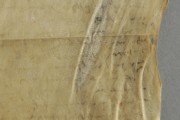 <a href='http://www.ra.ee/pargamendid/index.php/et/parchment/view?id=17380&_xr=eNoti7EOgkAQRP9le08WAsJQWZpY%252BgMbXPESPZBbKsO%252Fmzus5uXNjIDx9Sh6Qb1DBDegWZbh%252BdZgx6gJKXkG%252BRDN22p%252BCklVoNv1nOgEWvQxTHfN0zoXrqwKx4eL67o2a9Dnn5yyBb0kjKuM%252BVWC1Kjfth9cziwS' target='_blank'>Ürik TLA.230.1-i.998</a>, 1528. a. </br>
Kraapimise jäljed.
Kõvera teraga kraabitsa jäljed (vaod, vöödid) pärgamendi pinna.