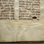 <a href='http://www.ra.ee/pargamendid/index.php/et/parchment/view?id=14994&_xr=eNoti0kOQFAQRO%252FSB%252Fg0gpSVvaULdL42JOZhJe7Ox%252Bq9ekkJGGcHPxNEn2zgGDTLattBx93b1Ck9PQGtWtupUrc4BJVFboLQN2zsEL0RtPxkxxTUy9gc0ryfAKQ7Zdd1A03rIuc%253D' target='_blank'>Ürik TLA.230.1.cm4</a>, 13. saj. </br>
Sakilise tera jäljed.
Sakilise servaga kraabitsale iseloomulikud töötlemisjäljed all servas ja armkoe piirkonnas.