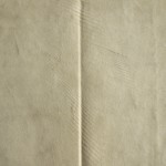 <a href='http://www.ra.ee/pargamendid/index.php/et/parchment/view?id=16346&_xr=eNpLtDK0qs60MrBOtDKBMIqtDM2slAoSi5IzclPzSvSLU0FMJaC4uZVSUWpacn5KKohnCOSG%252BDjqGRkb6BnqObnEG%252Bp7hoElrJQKobQhiLawUspJzEsvTUwH6zOyUkotUbKurQUA0FIjyw%253D%253D' target='_blank'>Ürik TLA.230.1.BD_1/iv</a>, 1486. a. </br>
Sakilise tera jäljed.
Sakilise servaga kraabitsale iseloomulikud töötlemisjäljed pinnal.
Töötlemisel on saavutatud üle pinna ühtlane pärgamendi paksus 1,7-0,2mm.