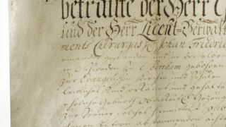 <a href='http://www.ra.ee/pargamendid/index.php/et/parchment/view?id=16681&_xr=eNoti8kNgDAMBHtxAQFHXFpeFEARFphD4ia8EL0DgdfOjLQCxtkjzAXRBzs4AS2yVd2okwt2fZGenoI2baq51teYQUVpmGNjjWWfQOu%252F3jPQIFN7SOsfFqSO8uu6AfXUIfQ%253D' target='_blank' rel="noopener">Ürik AM.115.2.21</a>, 1733. a.</br>
Paksuse kõikumine.
Ühtlane paksus on dokumenteeritud läbivas valguses.</ br>
Uniform thickness is documented in transmitted light.