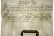 <a href='http://www.ra.ee/pargamendid/index.php/et/parchment/view?id=16681&_xr=eNoti8kNgDAMBHtxAQFHXFpeFEARFphD4ia8EL0DgdfOjLQCxtkjzAXRBzs4AS2yVd2okwt2fZGenoI2baq51teYQUVpmGNjjWWfQOu%252F3jPQIFN7SOsfFqSO8uu6AfXUIfQ%253D' target='_blank'>Ürik AM.115.2.21</a>, 1733. a.</br>
Paksuse kõikumine.
Suureformaadilise pärgamentdokumendi ühtlane paksus on dokumenteeritud läbivas valguses.