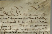 <a href='http://www.ra.ee/pargamendid/index.php/et/parchment/view?id=16661&_xr=eNotjMEOgjAQRP9l71a2pGqGk0cSj%252F5Agys20SJ0ORn%252BXRc5zcubzEQwPglVExH%252BUMAH0DtO3eMlWfdFDMk8g1IumnTWNGRTNeh6ORsdQZPcu%252BEmtF38CufryvGubZ0PYfWgcUu2PIGeMfdz7NeZB4lSsyxfhz4sTg%253D%253D' target='_blank'>Ürik TLA.230.1-ii.255</a>, 1509. a.</br>
Paksuse kõikumine.
Paremal ülemises nurgas on pärgamendi paksus ligi 4 korda paksem pärgamendi keskmisest paksusest. Paksuse kõikumine ja degradeerumine on põhjustanud pärgamendi deformatsiooni.