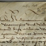 <a href='http://www.ra.ee/pargamendid/index.php/et/parchment/view?id=16661&_xr=eNotjMEOgjAQRP9l71a2pGqGk0cSj%252F5Agys20SJ0ORn%252BXRc5zcubzEQwPglVExH%252BUMAH0DtO3eMlWfdFDMk8g1IumnTWNGRTNeh6ORsdQZPcu%252BEmtF38CufryvGubZ0PYfWgcUu2PIGeMfdz7NeZB4lSsyxfhz4sTg%253D%253D' target='_blank' rel='noopener noreferrer'>Ürik TLA.230.1-ii.255</a>, 1509. a.</br>
Paksuse kõikumine.
Paremal ülemises nurgas on pärgamendi paksus ligi 4 korda paksem pärgamendi keskmisest paksusest. Paksuse kõikumine ja degradeerumine on põhjustanud pärgamendi deformatsiooni.