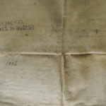 <a href='http://www.ra.ee/pargamendid/index.php/et/parchment/view?id=15044&_xr=eNpLtDK0qs60MrBOtDKBMIqtDM2slAoSi5IzclPzSvSLU0FMJaC4uZVSUWpacn5KKohnaGqlFOLjqGdkbKBnqJupZ2ZoDha2UiqE0oYg2sJKKScxL700MR2sy8hKKbVEybq2FgCDPCMZ' target='_blank' rel='noopener noreferrer'>Ürik TLA.230.1-i.617</a>, 1436. a. </br>
Pindmine kiht.
Pindmise kihiga pärgamendi puhul on tegemist epidermise kihi täieliku või osalise olemasoluga.
Pärgamendi töötlemisel on pindmine kiht verso poolel jäänud osaliselt eemaldamata .