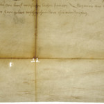 <a href='http://www.ra.ee/pargamendid/index.php/et/parchment/view?id=14291&_xr=eNpLtDK0qs60MrBOtDKBMIqtDM2slAoSi5IzclPzSvSLU0FMJaC4uZVSUWpacn5KKohnaGGlFOLjqGdkbKBnqOfkFG9uou%252FpCZaxUiqE0oYgGqgwJzEvvTQxHazRyEoptUTJurYWAO9NI%252Fc%253D&page=6' target='_blank'>Ürik TLA.230.1.bb_74/ii</a>, 1402-1573. a. </ br>
Pimsskiviga lihvitud pind.
Läbivas valguses on dokumenteeritud pimsskiviga töötlemise jäljed