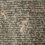 <a href='http://www.ra.ee/pargamendid/index.php/et/parchment/view?id=16980&_xr=eNoti0kOQFAQRO%252FSB%252Fg0gpSVvaULdL42JOZhJe7Ox%252Bq9ekkJGGcHPxNEn2zgGDTLattBx93b1Ck9PQGtWtupUrc4BJVFboLQN2zskL4RtPxkxxTUy9gc0ryfAKQ7Zdd1A06fIus%253D' target='_blank'>Ürik TLA.230.1.cm8</a>, 14.saj. </ br>
Joonimine.
Käsikirja tekstiridade korraldamine joonimise abil.
Lehe joonimisel ja teksti kirjutamisel võeti arvesse pärgamendi venitusauke ja eelnevalt tehtud parandusi.