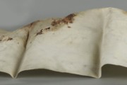 <a href='http://www.ra.ee/pargamendid/index.php/et/parchment/view?id=15925&_xr=eNoti0sOQEAQBe%252FSBxhaxifPygEcokP7JP7GStydwarqVfIEjLNHmAvsJzs4AS2yVd2okwt29UpPT0GbNtVcq1%252FMoKI0HFoTG7ZvAq0%252F2TMDDTK1h7TvIwKpo%252Fy6bvZYIfc%253D' target='_blank'>Ürik AM.104.5.14</a>, 18. saj.</br>
Köitmata pärgament.
Pärgamendil on selgelt eristatavad murdejooned ja kokkuvoltimisele iseloomulik pärgamentlehe deformatsioon. Jäigaks muutunud pärgament on deformeerunud ja kaotanud oma esialgse kuju. Selle tulemusena ei ole pärgamendileht lahtivoltimisel enam tasapinnaline.