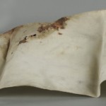 <a href='http://www.ra.ee/pargamendid/index.php/et/parchment/view?id=15925&_xr=eNoti0sOQEAQBe%252FSBxhaxifPygEcokP7JP7GStydwarqVfIEjLNHmAvsJzs4AS2yVd2okwt29UpPT0GbNtVcq1%252FMoKI0HFoTG7ZvAq0%252F2TMDDTK1h7TvIwKpo%252Fy6bvZYIfc%253D' target='_blank' rel='noopener noreferrer'>Ürik AM.104.5.14</a>, 18. saj.</br>
Köitmata pärgament.
Pärgamendil on selgelt eristatavad murdejooned ja kokkuvoltimisele iseloomulik pärgamentlehe deformatsioon. Jäigaks muutunud pärgament on deformeerunud ja kaotanud oma esialgse kuju. Selle tulemusena ei ole pärgamendileht lahtivoltimisel enam tasapinnaline.