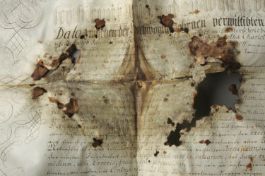 <a href='http://www.ra.ee/pargamendid/index.php/et/parchment/view?id=15925&_xr=eNoti0sOQEAQBe%252FSBxhaxifPygEcokP7JP7GStydwarqVfIEjLNHmAvsJzs4AS2yVd2okwt29UpPT0GbNtVcq1%252FMoKI0HFoTG7ZvAq0%252F2TMDDTK1h7TvIwKpo%252Fy6bvZYIfc%253D' target='_blank'>Ürik AM.104.5.14</a>, 18. saj.</br>
Köitmata pärgament.
Sirutatud jäiga pärgamentdokumendi kahjustumine.
Kokkuvolditud dokumentide välispinnad olid kõige enam määrdunud ja kahjustunud võrreldes ülejäänud pärgamendiga.