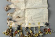 AM.115.1.166</br>
Köitmata pärgament.
Kahjustused, mis on põhjustatud pärgamendi lehe(lehtede) vormistamisest dokumendiks ja kokkuvoltimisest.
Sirutatud jäiga pärgamentdokumendi kahjustumine piki kokkuvolditud dokumendi servi ja murdekohti.