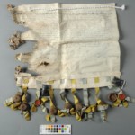 AM.115.1.166</br>
Köitmata pärgament.
Kahjustused, mis on põhjustatud pärgamendi lehe(lehtede) vormistamisest dokumendiks ja kokkuvoltimisest.
Sirutatud jäiga pärgamentdokumendi kahjustumine piki kokkuvolditud dokumendi servi ja murdekohti.