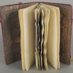 <a href='http://www.ra.ee/pargamendid/index.php/et/parchment/view?id=14731&_xr=eNoti0sOQEAQBe%252FSBxha%252FPKsHMAhOrRP4jvDStydwarqVfIEjHNAWAjiTxw4Ba1i637SeQ%252BceqWnZyCrbb006hdHoLIyzIlhw3n0NtD2kz1z0Chzd0j3Xp6H7lRc1w0VRCIs'>Ürik AM.115.1.182</a>, 1721.a.</br>
Köidetud pärgament.
Pärgamentlehtede deformatsioon köites.
