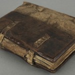 <a href='http://www.ra.ee/pargamendid/index.php/et/parchment/view?id=14076&_xr=eNoti0kOQFAQRO%252FSB%252Fj0J0hZ2Vu6QIc2JOZhJe7Ox%252Bq9ekkJGGcHPxWEn2zgCDTLWraDjru3qVN6egxatS6nSt3iAFTkmbGBb9hkYt8IWn6yYwLqZWwOad6PBelO6XXdRSsitw%253D%253D'>Ürik TLA.230.1.Aa2</a>, 1333-1374. a. </br>
Köidetud pärgament.
Kaantega kaitsmata pärgamentlehed on oluliselt rohkem kahjustunud ülejäänud lehtedest sisuplokis.