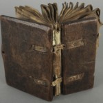 <a href='http://www.ra.ee/pargamendid/index.php/et/parchment/view?id=14076&_xr=eNoti0kOQFAQRO%252FSB%252Fj0J0hZ2Vu6QIc2JOZhJe7Ox%252Bq9ekkJGGcHPxWEn2zgCDTLWraDjru3qVN6egxatS6nSt3iAFTkmbGBb9hkYt8IWn6yYwLqZWwOad6PBelO6XXdRSsitw%253D%253D'>Ürik TLA.230.1.Aa2</a>, 1333-1374. a. </br>
Köidetud pärgament.
Rohkem kahjustusid nende lehtede välisservad, mis puutusid kokku väliskeskkonnaga ja mis kahjustusid köite käsitlemisel.
Dokumenteeritud on pärgamendile iseloomulik kahjustumine katkises köites.