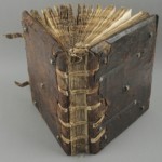 <a href='http://www.ra.ee/pargamendid/index.php/et/parchment/view?id=17463&_xr=eNoti0kOQFAQRO%252FSB%252Fi0L0hZ2Vu6QIc2JOZhJe7Ox%252Bq9ekkJGGcHPxWEn2zgCDTLWraDjru3qVN6egxatS6nSt1iCyryzATWN2wysW8ELT%252FZMQH1MjaHNO8nAOlO6XXdRVgiuA%253D%253D'>Ürik TLA.230.1.Aa3</a></br>
Köidetud pärgament.
Katkise köiteseljaga köites on pärgamendi kahjustumise risk suurem.