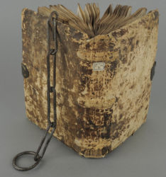 <a href='http://www.ra.ee/pargamendid/index.php/et/parchment/view?id=14994&_xr=eNoti0kOQFAQRO%252FSB%252Fg0gpSVvaULdL42JOZhJe7Ox%252Bq9ekkJGGcHPxNEn2zgGDTLattBx93b1Ck9PQGtWtupUrc4BJVFboLQN2zsEL0RtPxkxxTUy9gc0ryfAKQ7Zdd1A03rIuc%253D' target='_blank'>Ürik TLA.230.1.cm4</a>, 13. saj. </br>
Köidetud pärgament.
Keskaegse ahelköite roostes metallpanus, mis pikaajalises kokkupuutes pärgamendiga on tekitanud kahjustusi.