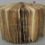 <a href='http://www.ra.ee/pargamendid/index.php/et/parchment/view?id=14994&_xr=eNoti0kOQFAQRO%252FSB%252Fg0gpSVvaULdL42JOZhJe7Ox%252Bq9ekkJGGcHPxNEn2zgGDTLattBx93b1Ck9PQGtWtupUrc4BJVFboLQN2zsEL0RtPxkxxTUy9gc0ryfAKQ7Zdd1A03rIuc%253D' target='_blank'>Ürik TLA.230.1.cm4</a>, 13. saj. </br>
Köidetud pärgament.
Keskaegse ahelköite puhul põhjustas pärgamendi kahjustumist pikaajaline kokkupuude köite kinnituse roostes metallpanusega. Pärgamendi roostekahjustus ulatub läbi ühe kolmandiku sisuplokist.