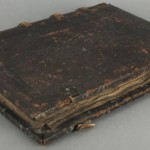 <a href='http://www.ra.ee/pargamendid/index.php/et/parchment/view?id=15720&_xr=eNpLtDK0qs60MrBOtDKBMIqtDM2slAoSi5IzclPzSvSLU0FMJaC4uZVSUWpacn5KKohnaGqlFOLjqGdkbKBnqOeYaKmfCBa2UiqE0oYg2sJKKScxL700MR2sy8hKKbVEybq2FgCM6SNQ'>Ürik TLA.230.1.Aa9/a</a>, 1458-1515. a.</br>
Köidetud pärgament.
Köites säilus pärgament paremini kui kokkuvolditud dokumendina. Kaaned kaitsesid pärgamendilehti kahjustumise eest. Rohkem kahjustusid lehtede välisservad, mis puutusid kokku väliskeskkonnaga.