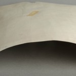 <a href='http://www.ra.ee/pargamendid/index.php/et/parchment/view?id=15465&_xr=eNoti0sOQEAQBe%252FSBxjaP8%252FKARyiQ%252Fsk%252FsNK3J3BqupV8gSMs4efC6JPLDgBLbJV3ajT7ll1Sk9PQZs21VyrW8ygojTMsQlNlLwJtP5kxww0yNQe0r6PAKQ75dd1A%252FdBIfw%253D'>Ürik AM.115.3.46</a></br>
Rullis pärgament.
Lahtirullitud pärgamendile iseloomulik deformatsioon. Rulli keeratud pärgamendi tagumine pool oli lakitud, mis omakorda suurendab deformatsiooni.