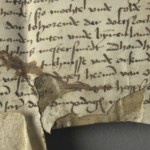 <a href='http://www.ra.ee/pargamendid/index.php/et/parchment/view?id=14196&_xr=eNpLtDK0qs60MrBOtDKBMIqtDM2slAoSi5IzclPzSvSLU0FMJaC4uZVSUWpacn5KKohnaGqlFOLjqGdkbKBnqJupZ2FiDha2UiqE0oYg2sJKKScxL700MR2sy8hKKbVEybq2FgCEJCMe' target='_blank'>Ürik TLA.230.1-i.847</a>, 1495. a. </ br>
Eelneva parandamise või konserveerimise tulemusena kahjustatud pärgament.
Paranduskohtades on kasutatud liimainet mis on üriku seisundit halvendanud. Nendes kohtades on pärgament degradeerunud.