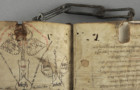 <a href='http://www.ra.ee/pargamendid/index.php/et/parchment/view?id=14994&_xr=eNoti0kOQFAQRO%252FSB%252Fg0gpSVvaULdL42JOZhJe7Ox%252Bq9ekkJGGcHPxNEn2zgGDTLattBx93b1Ck9PQGtWtupUrc4BJVFboLQN2zsEL0RtPxkxxTUy9gc0ryfAKQ7Zdd1A03rIuc%253D' target='_blank'>Ürik TLA.230.1.cm4</a>, 13. saj. </br>
Rooste, rebaseplekk e. foksing
Enamikel juhtudel on rooste pruunikad, kollakad plekid, mis on tekkinud metalli kokkupuutest pärgamendiga
Keskaegse ahelköite metallist panused on pikaaegsel kokkupuutel pärgamendiga seda tõsiselt kahjustanud. Rooste kahjustus ulatub koodeksi sisuplokis metallpanusega kokkupuutekohast läbi mitme pärgamendist lehe.