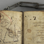 <a href='http://www.ra.ee/pargamendid/index.php/et/parchment/view?id=14994&_xr=eNoti0kOQFAQRO%252FSB%252Fg0gpSVvaULdL42JOZhJe7Ox%252Bq9ekkJGGcHPxNEn2zgGDTLattBx93b1Ck9PQGtWtupUrc4BJVFboLQN2zsEL0RtPxkxxTUy9gc0ryfAKQ7Zdd1A03rIuc%253D' target='_blank'>Ürik TLA.230.1.cm4</a>, 13. saj. </br>
Rooste, rebaseplekk e. foksing
Enamikel juhtudel on rooste pruunikad, kollakad plekid, mis on tekkinud metalli kokkupuutest pärgamendiga
Keskaegse ahelköite metallist panused on pikaaegsel kokkupuutel pärgamendiga seda tõsiselt kahjustanud. Rooste kahjustus ulatub koodeksi sisuplokis metallpanusega kokkupuutekohast läbi mitme pärgamendist lehe.