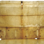 <a href='http://www.ra.ee/pargamendid/index.php/et/parchment/view?id=16881&_xr=eNpLtDK0qs60MrBOtDKBMIqtDM2slAoSi5IzclPzSvSLU0FMJaC4uZVSUWpacn5KKohnaGGlFOLjqGdkbKBnqOfkFG9kou%252FpCZaxUiqE0oYgGqgwJzEvvTQxHazRyEoptUTJurYWAO5YI%252FI%253D' target='_blank'>Ürik TLA.230.1.BB_24/ii</a>, 1381. a. </ br>
Klaasjas ala.
Üle pinna klaasjate aladega, degradeerunud pärgament on dokumenteeritud läbivas valguses.
Klaasjad alad pärgamendi murdejoonte piirkonnas on muutnud pärgamendi läbipaistvamaks ülejäänud pärgamendist.
