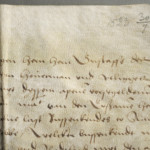 <a href='http://www.ra.ee/pargamendid/index.php/et/parchment/view?id=15526&_xr=eNpLtDK0qs60MrBOtDKBMIqtDM2slAoSi5IzclPzSvSLU0FMJaC4uZVSUWpacn5KKohnaGqlFOLjqGdkbKBnqJupZ2lmBha2UiqE0oYg2sJKKScxL700MR2sy8hKKbVEybq2FgCEgiMg' target='_blank'>Ürik TLA.230.1-i.966</a>, 1523. a. </ br>
Klaasjas ala.
Muutunud välisilmega alad, mis on tekkinud pärgamendi lokaalse degradeerumise tulemusena
Üriku verso poolel olev degradeerunud pindmine kiht on põhjustanud kogu pärgamenti läbiva klaasja ala tekke.