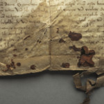 <a href='http://www.ra.ee/pargamendid/index.php/et/parchment/view?id=15265&_xr=eNoti0sOQEAQBe%252FSBxiaCfKsHMAhOrRP4m%252BsxN0ZrKpeJU%252FAOHuEucB%252BsoMT0CJb1Y06uWBXr%252FT0FLRpU821%252BsUMKkrDoTWxsfZNoPUne2agQab2kPZ9RCB1lF%252FXDfaCIfg%253D' target='_blank' rel='noopener noreferrer'>Ürik AM.104.3.44</a>, 1529. a. </br>
Tindiplekk.
Tindiplekid, mis on osaliselt pärgamenti korrodeerinud.