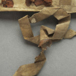 <a href='http://www.ra.ee/pargamendid/index.php/et/parchment/view?id=15265&_xr=eNoti0sOQEAQBe%252FSBxiaCfKsHMAhOrRP4m%252BsxN0ZrKpeJU%252FAOHuEucB%252BsoMT0CJb1Y06uWBXr%252FT0FLRpU821%252BsUMKkrDoTWxsfZNoPUne2agQab2kPZ9RCB1lF%252FXDfaCIfg%253D' target='_blank'>Ürik AM.104.3.44</a>, 1529. a. </br>
Tindikorrosioon.
Tindikorrosioon tindiplekkidega pärgamendil.