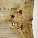 <a href='http://www.ra.ee/pargamendid/index.php/et/parchment/view?id=15925&_xr=eNoti0sOQEAQBe%252FSBxhaxifPygEcokP7JP7GStydwarqVfIEjLNHmAvsJzs4AS2yVd2okwt29UpPT0GbNtVcq1%252FMoKI0HFoTG7ZvAq0%252F2TMDDTK1h7TvIwKpo%252Fy6bvZYIfc%253D' target='_blank'>Ürik AM.104.5.14</a>, 18. saj.</br>
Tindikorrosioon.
Tindikorrosioon tindiplekkidega pärgamendil.