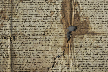 <a href='http://www.ra.ee/pargamendid/index.php/et/parchment/view?id=14604&_xr=eNpLtDK0qs60MrBOtDKBMIqtDM2slAoSi5IzclPzSvSLU0FMJaC4uZVSUWpacn5KKohnaGGlFOLjqGdkbKBnqOfkGm9oou%252FpCZaxUiqE0oYgGqgwJzEvvTQxHazRyEoptUTJurYWAO7AI%252FQ%253D' target='_blank'>Ürik TLA.230.1.be_14/ii</a>, 1402. a. </br>
Tindikorrosioon.
Tindi ja pärgamendi kahjustumine tindis sisalduvate metalliühendite toimel.