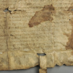 <a href='http://www.ra.ee/pargamendid/index.php/et/parchment/view?id=15018&_xr=eNpLtDK0qs60MrBOtDKBMIqtDM2slAoSi5IzclPzSvSLU0FMJaC4uZVSUWpacn5KKohnaGqlFOLjqGdkbKBnqJuZqWdhBBa2UiqE0oYg2sJKKScxL700MR2sy8hKKbVEybq2FgCNNSNO' target='_blank'>Ürik TLA.230.1-ii.82</a>, 1466. a. </ br>
Tindikadu. Luitumine, valastumine.
Esineb kahjustumise põhjuseid, mille puhul tindikadu ja valastumine võivad esineda koos.
Tindikirja valastumine tugevalt degradeerunud ja üleni klaasjate aladega ja plekkidega kaetud ürikul.
