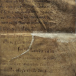 <a href='http://www.ra.ee/pargamendid/index.php/et/parchment/view?id=14272&_xr=eNotjM0OgjAQhN9lH6B0AX8ynDTx0MSj8WoarNhEi9DlZHh3s%252BBpvpnJjAfjG2Ebj80KGbwFffzYPt8hSZGDImnOoJiyRJkk9kmjCnQ5H5R2oDE82v4e1JV2KUxZWcPmeLpxXVydc8sNaPgrq%252B5BL5%252B6yXfrFBSEmnn%252BAUMbLZk%253D' target='_blank'>Ürik TLA.230.1.BE_14/viii</a>, 1503. a. </ br>
Rebend, lõhe. Pärgamendi lõhestumine ilma materjali kaota.
Parandamiseks kasutatud uus pärgament on liimitud tugevalt rebenenud pärgamendi rebendile toeks.