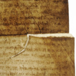 <a href='http://www.ra.ee/pargamendid/index.php/et/parchment/view?id=14272&_xr=eNotjM0OgjAQhN9lH6B0AX8ynDTx0MSj8WoarNhEi9DlZHh3s%252BBpvpnJjAfjG2Ebj80KGbwFffzYPt8hSZGDImnOoJiyRJkk9kmjCnQ5H5R2oDE82v4e1JV2KUxZWcPmeLpxXVydc8sNaPgrq%252B5BL5%252B6yXfrFBSEmnn%252BAUMbLZk%253D' target='_blank'>Ürik TLA.230.1.BE_14/viii</a>, 1503. a. </ br>
Rebend, lõhe.
Pärgamendi lõhestumine ilma materjali kaota. Dokumenteeritud läbivas valguses.
Rebend on toestatud uue pärgamendiga.