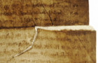 <a href='http://www.ra.ee/pargamendid/index.php/et/parchment/view?id=14272&_xr=eNotjM0OgjAQhN9lH6B0AX8ynDTx0MSj8WoarNhEi9DlZHh3s%252BBpvpnJjAfjG2Ebj80KGbwFffzYPt8hSZGDImnOoJiyRJkk9kmjCnQ5H5R2oDE82v4e1JV2KUxZWcPmeLpxXVydc8sNaPgrq%252B5BL5%252B6yXfrFBSEmnn%252BAUMbLZk%253D' target='_blank'>Ürik TLA.230.1.BE_14/viii</a>, 1503. a. </ br>
Rebend, lõhe.
Pärgamendi lõhestumine ilma materjali kaota. Dokumenteeritud läbivas valguses.
Rebend on toestatud uue pärgamendiga.