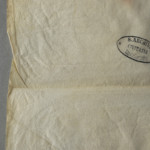 <a href='http://www.ra.ee/pargamendid/index.php/et/parchment/view?id=16689&_xr=eNpLtDK0qs60MrBOtDKBMIqtDM2slAoSi5IzclPzSvSLU0FMJaC4uZVSUWpacn5KKohnaGqlFOLjqGdkbKBnqOupZ2FuCRa2UiqE0oYg2sJKKScxL700MR2sy8hKKbVEybq2FgB%252B6CMD' target='_blank'>Ürik TLA.230.1-i.879</a>, 1501. a. </ br>
Korts.
Väikeste kurdude ja voltide muster pärgamendi pinnal. Voldid, kurrud , mille vahel on pärgamendi pind tasapinnaline
Pärgamendi kurrud ja kortsud esinevad sageli dokumendi äärtes, naha kõhuäärsetes piirkondades, kus nahk on tunduvalt väiksema mehaanilise tugevuse ja tihedusega.